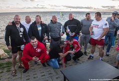 Rybacki Puchar Strongman w Chałupach - wszyscy uczestnicy na pamiątkowym zdjęciu