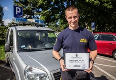 Strażnik Miejski Jarosław Jeka z dyplomem