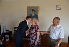 Burmistrz Władysławowa wręcza pamiątkowy dyplom z tytułem Przyjaciela Gminy Władysławowo