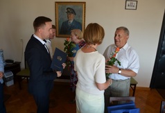 Pani Sekretarz wręcza różę jednemu z laureatów