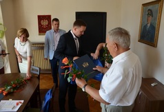 Wręczenie upominków wyróżnionym