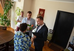 Burmistrz wręcza dyplom laureatce