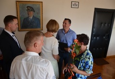 Pani Sekretarz wręcza różę laureatowi