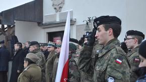 Na szydłowieckim Rynku Wielkim po godz. 15. zgromadziły się poczty sztandarowe, władze samorządowe,