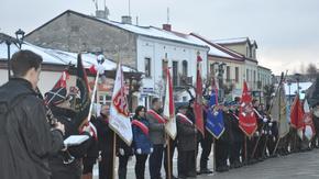 W uroczystościach, które odbyły się w Szydłowcu wzięły udział poczty sztandarowe, młodzież szkolna i