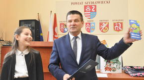 Starosta Szydłowiecki Włodzimierz Górlicki ze zwyciężczynią Marią Karpeta