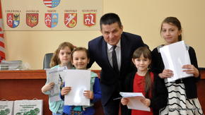 najmłodsi wyróżnieni na wspólnym zdjęciu ze Starostą Włodzimierzem Górlickim