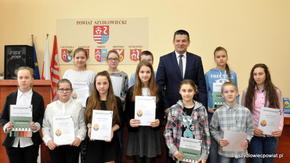 laureaci klas IV - VI na wspólnym zdjęciu ze Starostą