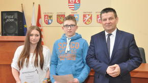 Paulina Nykiel i Błażej Szuma na wspólnym zdjęciu ze Starostą