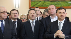 Na zdjęciu m.in. samorządowcy, wśród nich wójt Gminy Chlewiska Waldemar Sowiński, fot. M. Szymkiewic