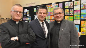 Na zdjęciu: ks. Krzysztof Nowosielski, starosta Włodzimierz Górlicki, ks. Artur Fura