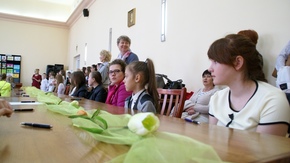 uczestnicy konkursu na sali konferencyjnej