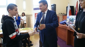 Starosta Szydłowiecki wręcza nagrody