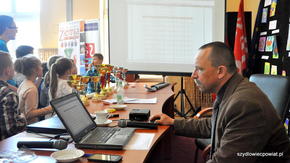 Sędzia wpisuje wyniki i wyświetla na tablicy – choć wszyscy widzą je dobrze, to niektórzy woleliby