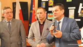 Główny organizator i jego goście zostali poproszeni o wręczenie nagród