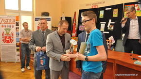 Srebrny puchar to trofeum, które na pewno pięknie zaprezentuje się w domu młodego mistrza.