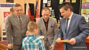 Wszyscy chętnie gratulowali trzeciemu na podium Cezaremu Gutkowskiemu z MDK Radom