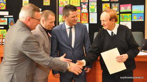 Każdy chętnie ściskał dłoń najstarszego zawodnika biorącego udział w GRAND PRIX Zdzisława Sochy ze S