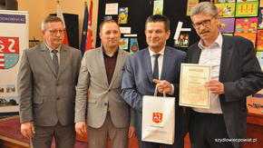 Na zachętę szydłowieckim graczom Burmistrz Artur Ludew ustanowił dla nich osobną kategorię.