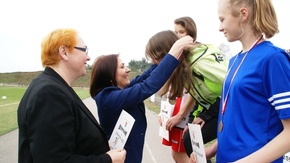 przewodnicząca rady powiatu Anita Gołosz wręcza medale, Katarzyna Owczarek, wicedyrektora Zespołu Sz