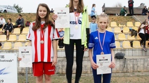 zwyciężczynie pozują do zdjęcia stojąc na podium