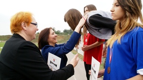 przewodnicząca rady powiatu Anita Gołosz wręcza medale, Katarzyna Owczarek, wicedyrektora Zespołu Sz