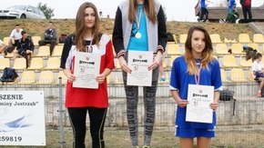 zwyciężczynie pozują do zdjęcia stojąc na podium