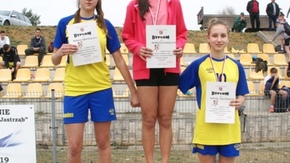 zwyciężczynie pozują do zdjęcia stojąc na podium