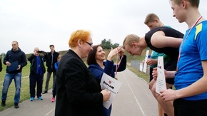 przewodnicząca rady powiatu Anita Gołosz wręcza medale, Katarzyna Owczarek, wicedyrektora Zespołu Sz