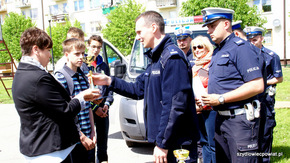 Policjanci i samorządowcy złożyli zwycięzcom powiatowych eliminacji BRD serdeczne gratulacje