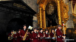 W repertuarze orkiestry znajdują się zarówno utwory patriotyczne i religijne.