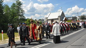 Przemarsz do kościoła