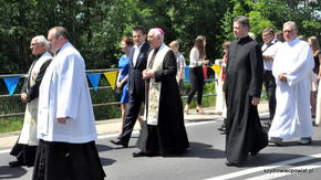 Arcybiskup Wacław Depo ze starostą szydłowieckim Włodzimierzem Górlickim i przewodniczącą Rady Powia