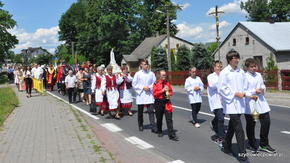 Zespół ludowy z figurą MB Fatimskiej