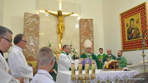 Przed poświęceniem nowych witraży