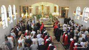 Uczestnicy uroczystości religijnej