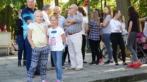 zgromadzona publiczność na Rynku Wielkim