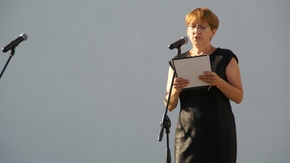 Maria Michajłow zapowiada musztrę w wykonaniu Orkiestry Morskiego Oddziału Straży Granicznej