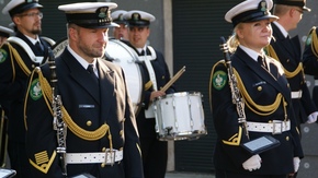 Artyści w mundurach przygotowują się do musztry paradnej