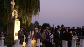 przed Apelem Poległych młodzież zaprezentowała patriotyczny program artystyczny