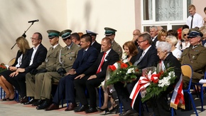 drugi dzień obchodów, 8 września, uroczystości patriotyczne na placu w Zespole Szkół im.Korpusu Ochr
