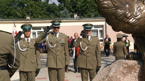 pod pomnikiem Żołnierzom Korpusu Ochrony Pogranicza. Obrońcom Polskich Granic 1924-1939 kwiaty skład