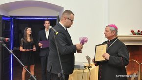 Statuetkę przekazał prezes Fundacji Strefa JP2 Przemysław Duda