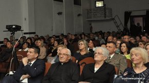 uczestnicy uroczystości - w pierwszym rzędzie: Włodzimierz Górlicki, ks. Adam Radzimirski, Janina B