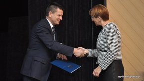 gratulacje dla dyrektor szkoły składa starosta szydłowiecki
