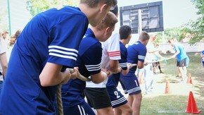 Przeciąganie liny, na zdjęciu zawodnicy gimnazjum w Orońsku