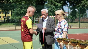 Medale i nagrody zwycięzcom wręczał m.in. Adam Włoskiewicz, wicestarosta.