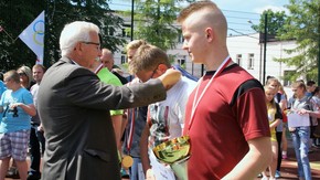 Medale i nagrody zwycięzcom wręczał m.in. Adam Włoskiewicz, wicestarosta.