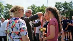 Medale i nagrody zwycięzcom wręczał m.in. Adam Włoskiewicz, wicestarosta.