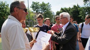 Medale i nagrody zwycięzcom wręczał m.in. Adam Włoskiewicz, wicestarosta.